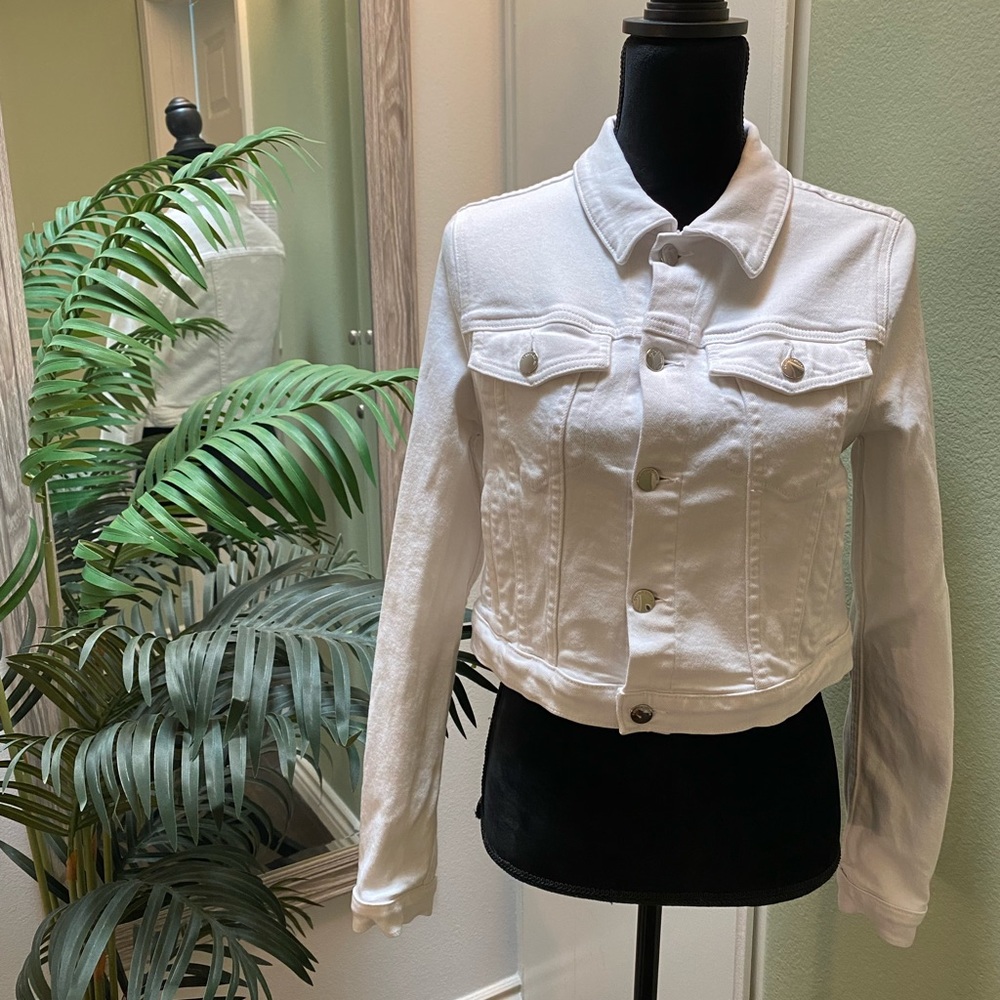 Gently worn Cotton Citizen white cropped denim jacket. Size XS